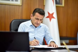 Dursun Oğuz: “Sağlık Çalışanları İnsan Hayatının En Büyük Güvencesidir”                                                                                                                                                                            İçişleri Bakanı Dursun Oğuz, 14 Mart Tıp Bayramı dolayısıyla yayımladığı mesajda hekimlerin ve tüm sağlık çalışanlarının üstlendiği görevin önemine dikkat çekti.

Oğuz mesajında, insan hayatını her şeyin üzerinde tutarak gece gündüz demeden fedakârca görev yapan sağlık çalışanlarının toplumun en değerli unsurlarından biri olduğunu vurguladı.

Sağlık çalışanlarının üstlendiği görevin yalnızca bir meslek değil, insan hayatını korumaya adanmış kutsal ve aynı zamanda son derece meşakkatli bir görev olduğunu ifade eden Oğuz, sağlık emekçilerinin uykusuz geceler, zor şartlar ve büyük sorumluluklar altında görev yaptığını belirtti.

Hekimler, hemşireler ve sağlık sisteminin her kademesinde görev yapan çalışanların, yaşamla ölüm arasındaki ince çizgide insan hayatını korumak için büyük bir özveriyle mücadele ettiğini kaydeden Oğuz, onların bilimleri, vicdanları ve insan sevgileriyle toplum sağlığını koruma sorumluluğunu omuzlarında taşıdıklarını söyledi.

Toplumun güçlü bir geleceğe sahip olmasının sağlıklı bireylerden geçtiğini belirten Oğuz, sağlık çalışanlarının emeğinin yalnızca bireylerin değil, toplumun ve ülkenin geleceğinin de teminatı olduğunu ifade etti.

İçişleri Bakanı Dursun Oğuz mesajının sonunda, insan hayatına dokunan tüm sağlık çalışanlarını saygıyla selamlayarak, 14 Mart Tıp Bayramı’nı kutladı ve görevlerinde başarılar diledi.